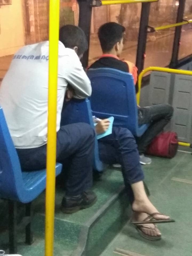 Chuyện giản dị phía sau bài toán của anh phụ xe và cậu nhóc lớp 7 ngay trên xe bus khiến ta mỉm cười! - Ảnh 1.