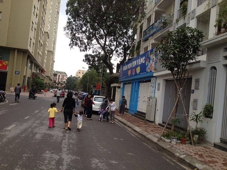 Từ sáng 7/2 nhiều phụ huynh đưa con tới cơ sở mầm non Sen Vàng để tìm hiểu thông tin. Ảnh: Q.A 