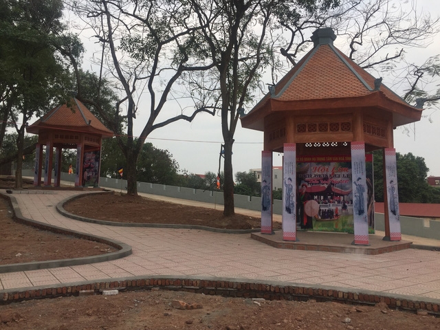 Các chòi hát quan họ ở trung tâm đồi Lim vừa được hoàn thiện.
