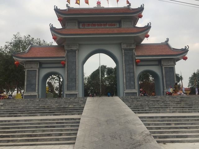 Cổng vào trung tâm đồi Lim.