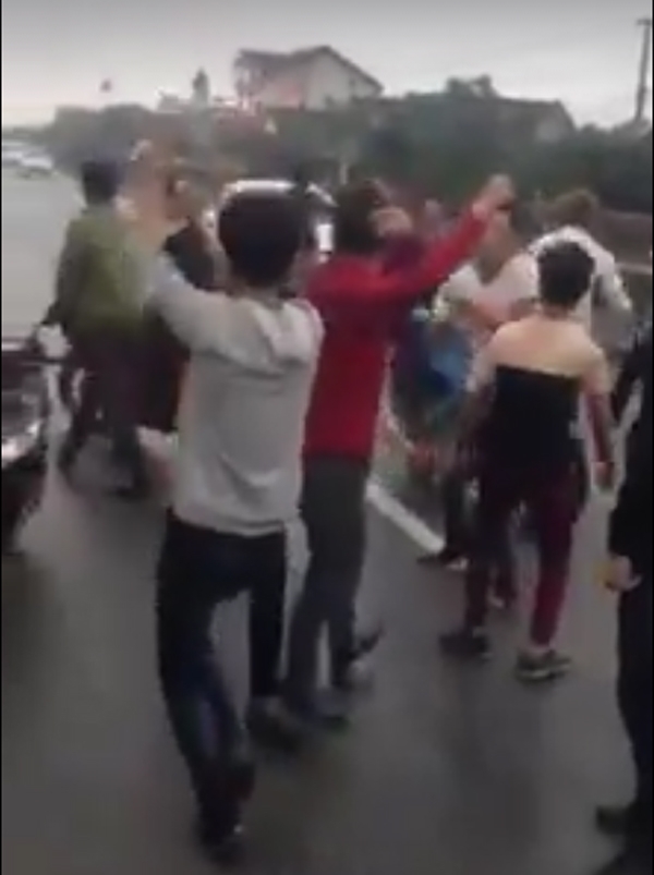 trieu tap 7 thanh nien nhay giua quoc lo, chan dau o to hinh anh 1