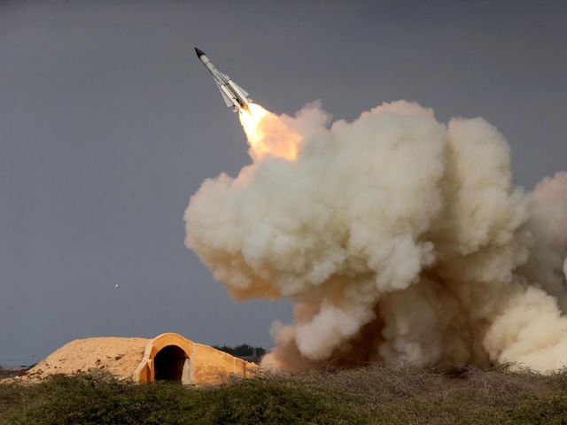 Tên lửa tầm xa S-200 được phóng tại thành phố Bushehr, Iran (Ảnh: Independent)