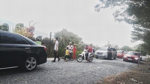 tu tinh xa den cung khong duoc vao nha tho to cua hoai linh hinh anh 4