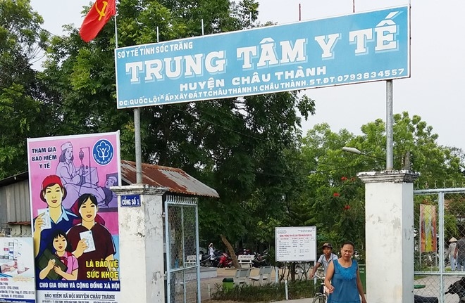 Be gai 2 tuoi tac ruot chet nghi do chuyen vien cham hinh anh 1