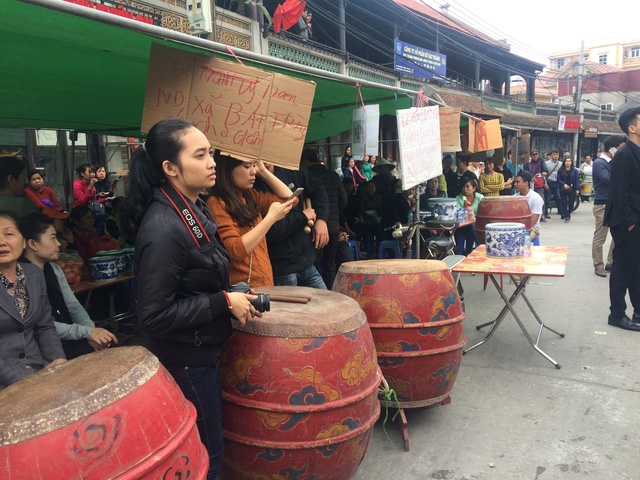  Các tiểu thương dựng rạp và mang trống ra để phản đối 