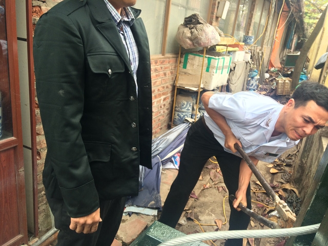 Cưỡng chế phá cổng cho bà con vào kinh doanh 