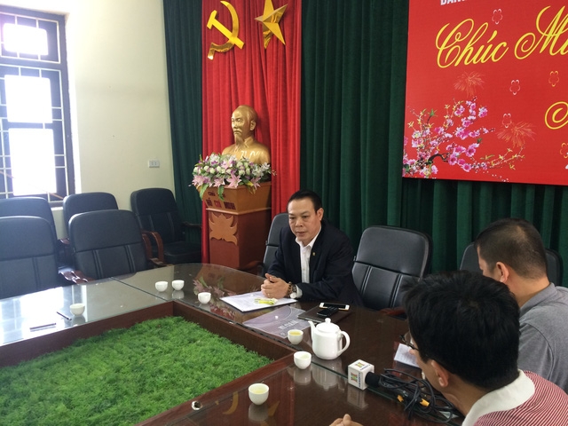  Ông Nguyễn Ngọc Thuần, Phó Chủ tịch UBND huyện Gia Lâm trả lời báo chí sau cuộc họp kín 
