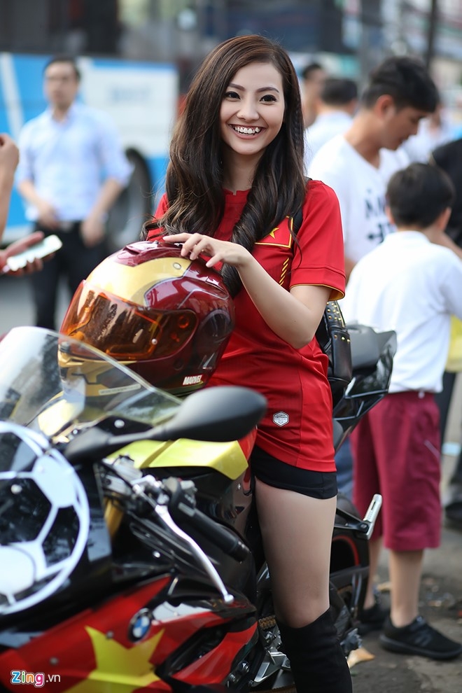 Co gai Sai Gon lai sieu moto di xem bong da hinh anh 6
