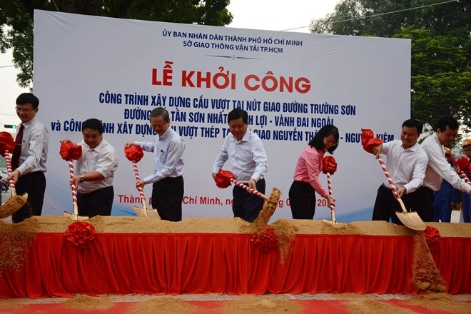 Khoi cong 2 cau vuot 'giai cuu' nan ket xe o Tan Son Nhat hinh anh 1