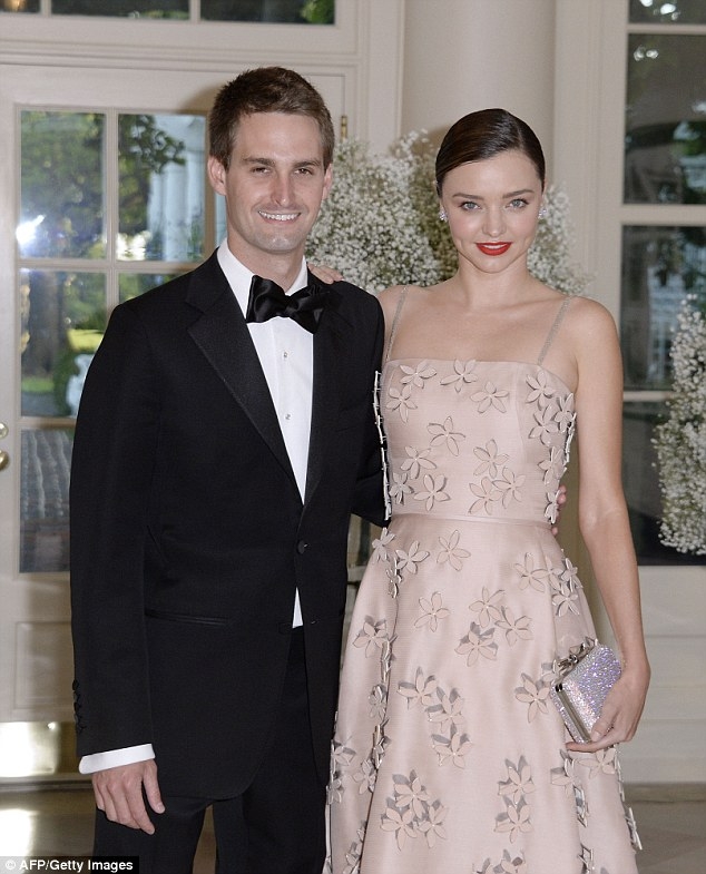 Miranda Kerr vẫn chưa chung chăn gối với bạn trai tỷ phú sau gần 2 năm hẹn hò - Ảnh 3.