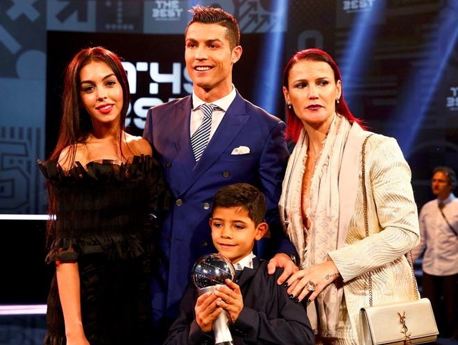 Nam 2018, Ronaldo ket hon va sang Trung Quoc? hinh anh 1
