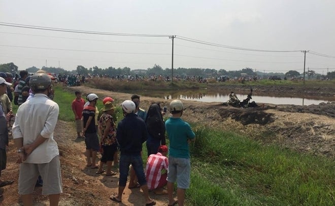 Nguoi dan ong chay den canh xe tay ga o ngoai o Sai Gon hinh anh 2