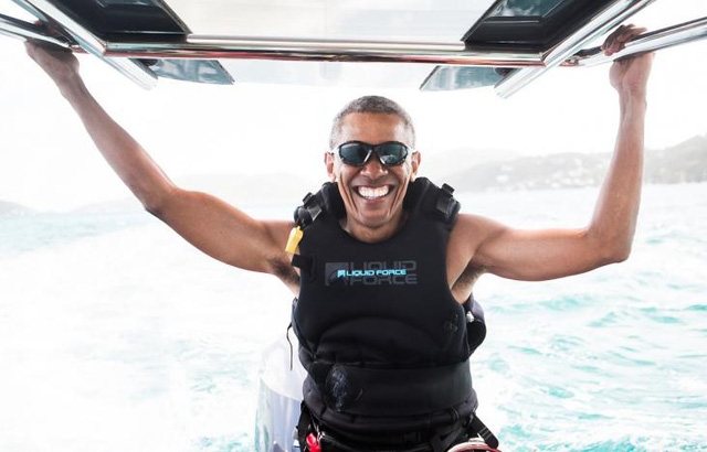 Cựu Tổng thống Barack Obama đã cùng tập luyện môn thể thao mới với tỷ phú Richard Branson, một người bạn của gia đình ông, tại quần đảo Virgin thuộc Anh vào tuần trước. Tỷ phú người Anh ngày 7/2 đã tiết lộ những bức ảnh về chuyến đi vui vẻ của ông Obama với công chúng. (Ảnh: Reuters)