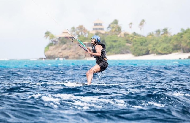  Ông Obama đã học chơi lướt ván diều và cùng thi lướt sóng cùng tỷ phú Branson. Ông Branson tiết lộ cựu tổng thống Mỹ đã học chơi môn thể thao này trong 2 ngày. (Ảnh: Reuters) 