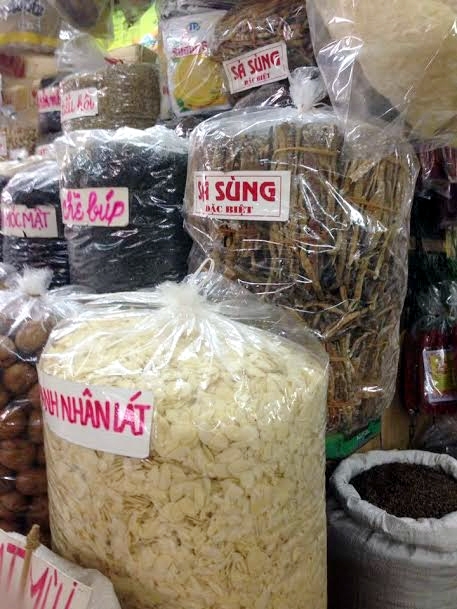 'Siêu' mỳ chính 5 triệu/kg chất đống đầy chợ Đồng Xuân