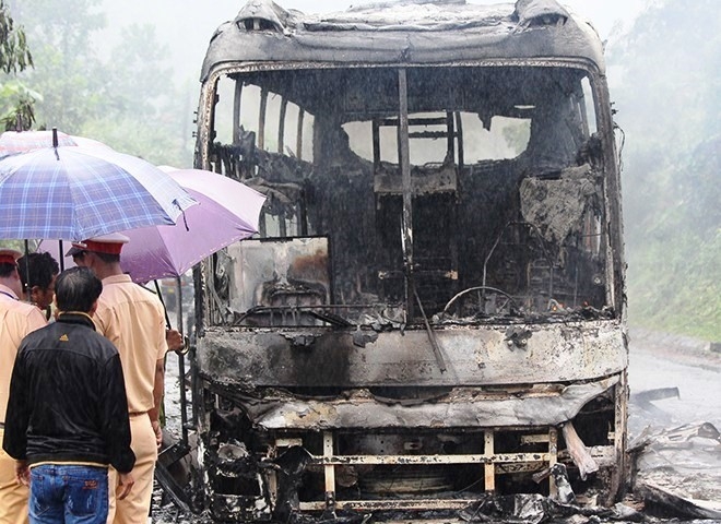 Xe khach giuong nam chay tro khung tren deo Lo Xo hinh anh 1
