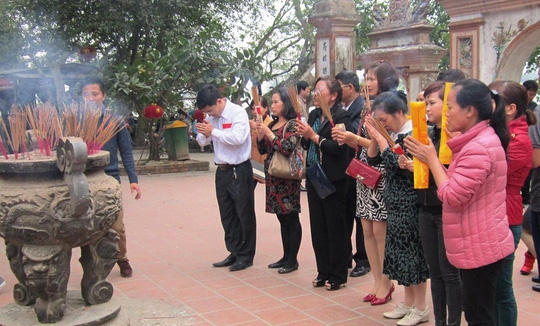 Đầu năm, nhiều người dân tìm đến đền chùa để cầu may mắn, bình an - Ảnh minh họa