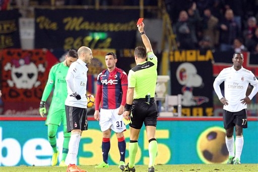AC Milan chỉ thi đấu với 9 người trong 30 phút cuối trận đấu với Bologna