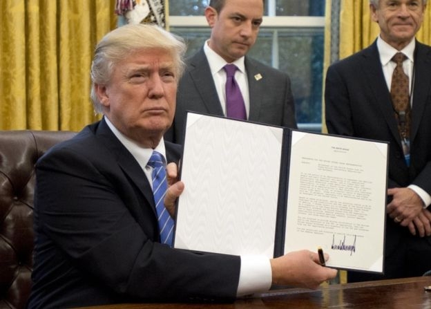  Tổng thống Mỹ Donald Trump ký hàng loạt sắc lệnh ngay sau khi nhậm chức. (Ảnh: Reuters) 