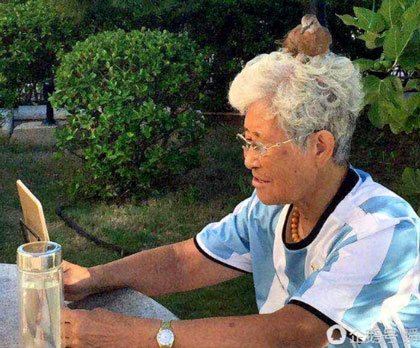 cu-ba-84-tuoi-moi-lan-buon-chuyen-co-hon-240000-nguoi-theo-doi-3