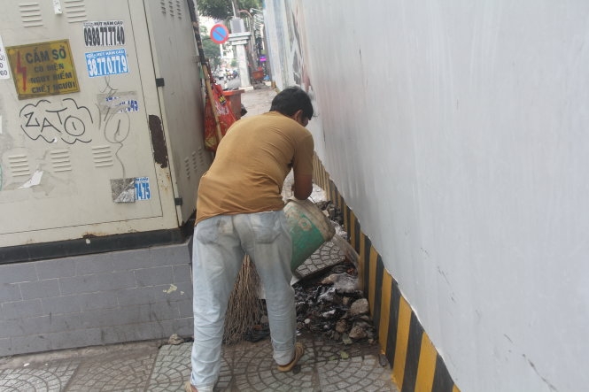 Tiểu bậy trên đường, vừa nộp phạt vừa đi xin nước để rửa 