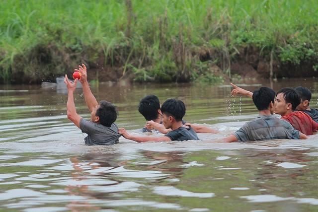 Trai làng băng ruộng, đè lên nhau cướp phết Hiền Quan