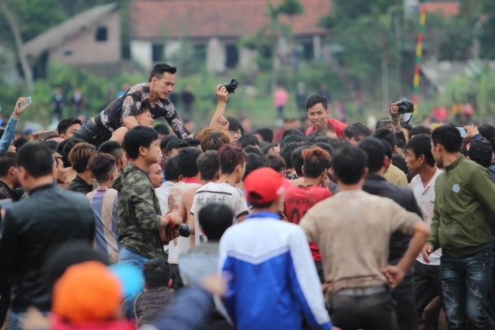 Trai làng băng ruộng, đè lên nhau cướp phết Hiền Quan