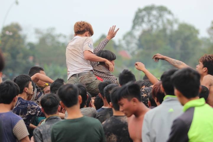 Trai làng băng ruộng, đè lên nhau cướp phết Hiền Quan