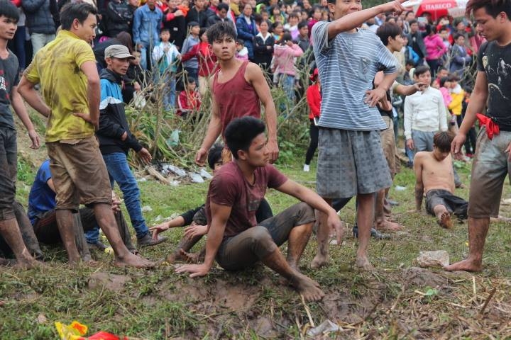 Trai làng băng ruộng, đè lên nhau cướp phết Hiền Quan