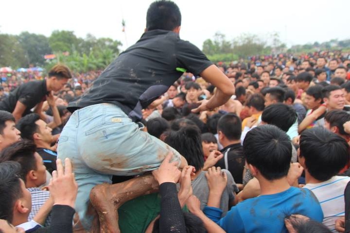 Trai làng băng ruộng, đè lên nhau cướp phết Hiền Quan