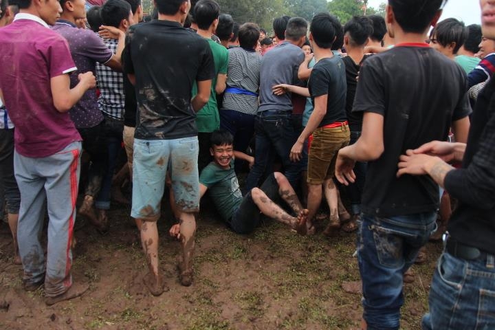 Trai làng băng ruộng, đè lên nhau cướp phết Hiền Quan