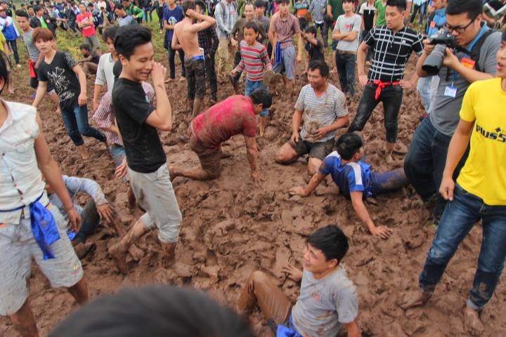Trai làng băng ruộng, đè lên nhau cướp phết Hiền Quan