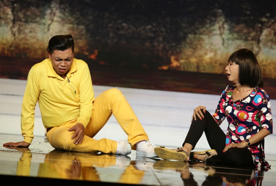 Viet Trinh de nghi Ly Hung hon minh tren ghe nong hinh anh 5