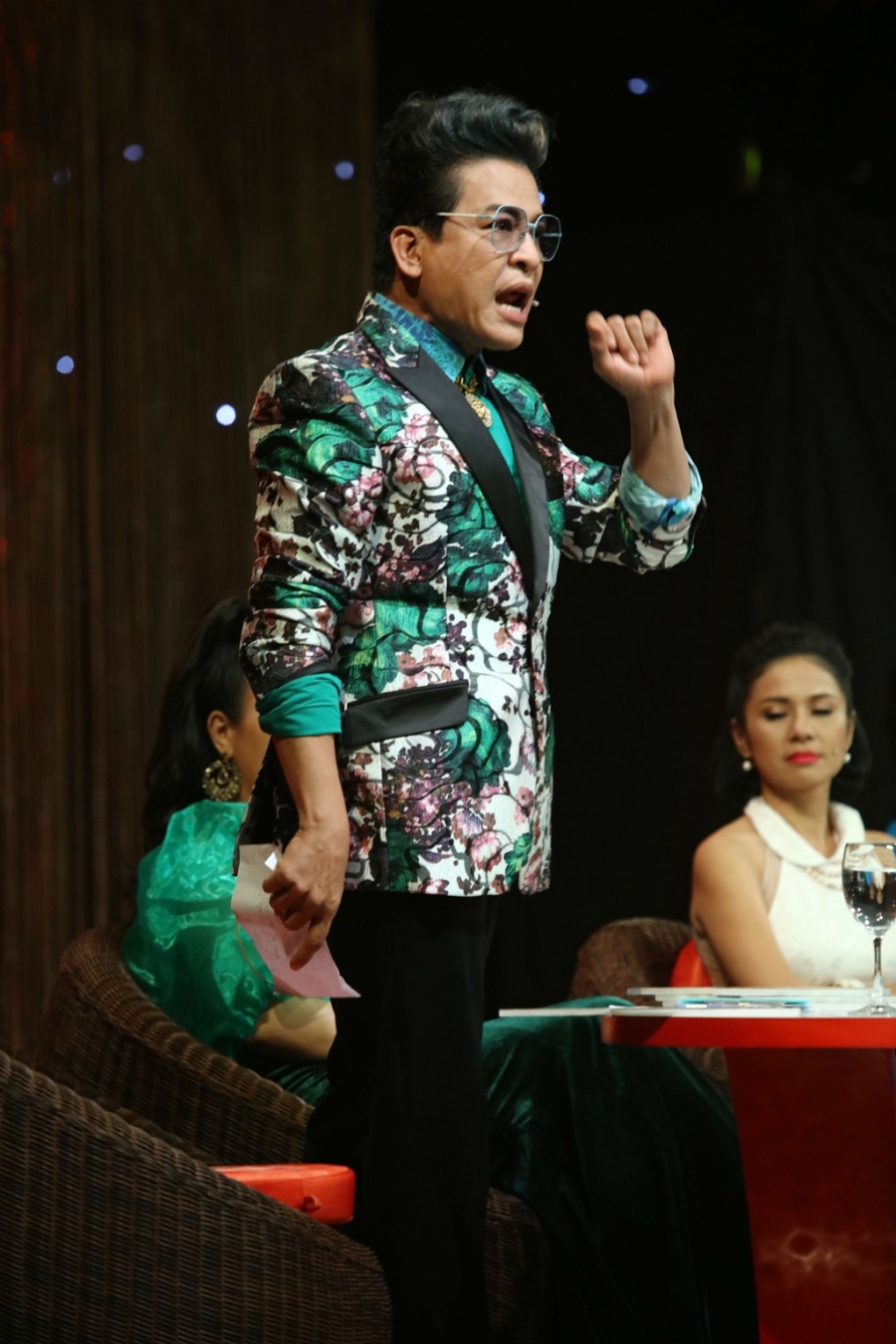 Viet Trinh de nghi Ly Hung hon minh tren ghe nong hinh anh 7