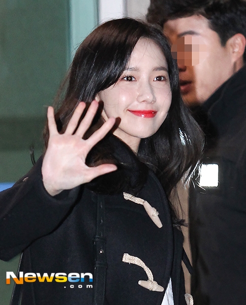 HOT: Yoona (SNSD) giản dị vẫn đẹp hút hồn tại sân bay Hàn, chuẩn bị đổ bộ Việt Nam - Ảnh 7.