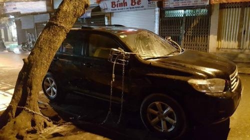 Chiếc BMW bạc tỉ bị tên trộm vặt sạch từ logo cho tới cặp gương - Ảnh 3.