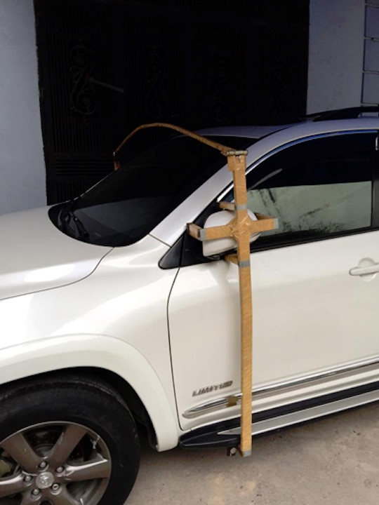 Chiếc BMW bạc tỉ bị tên trộm vặt sạch từ logo cho tới cặp gương - Ảnh 4.