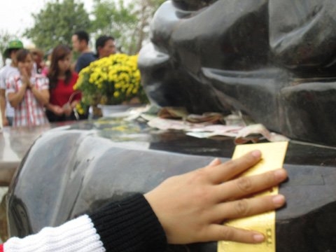Chồng đi lễ xin giàu sang phú quý, vợ oằn lưng cõng nợ