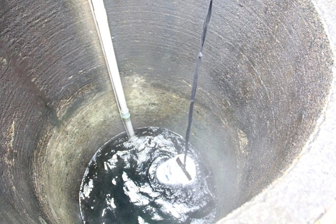Gieng nuoc boc khoi khi nuoc nong 37 do C hinh anh 1