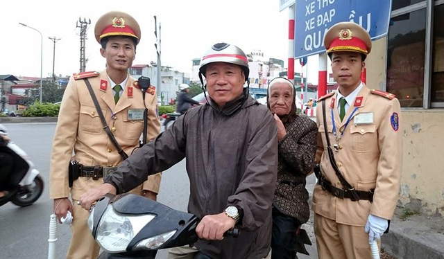  Bác Cương vui mừng đón mẹ tại chốt Cảnh sát giao thông. 