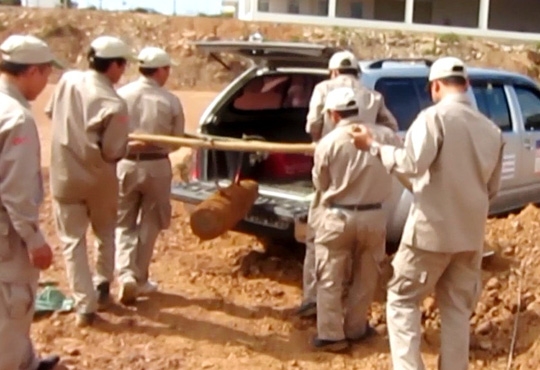 Lực lượng chức năng di chuyển quả bom đến vị trí an toàn, hủy nổ