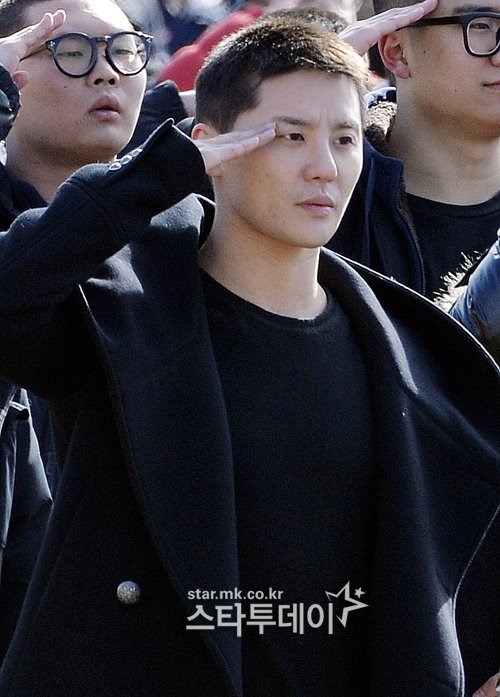 T.O.P (Big Bang) trum kin mit khi nhap ngu cung Junsu (JYJ) hinh anh 7