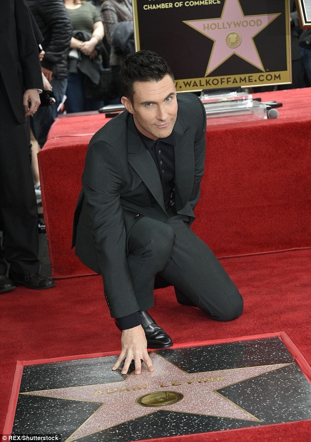 Adam Levine chính thức khoe con gái đáng yêu khi nhận sao ở Đại lộ Danh vọng - Ảnh 3.