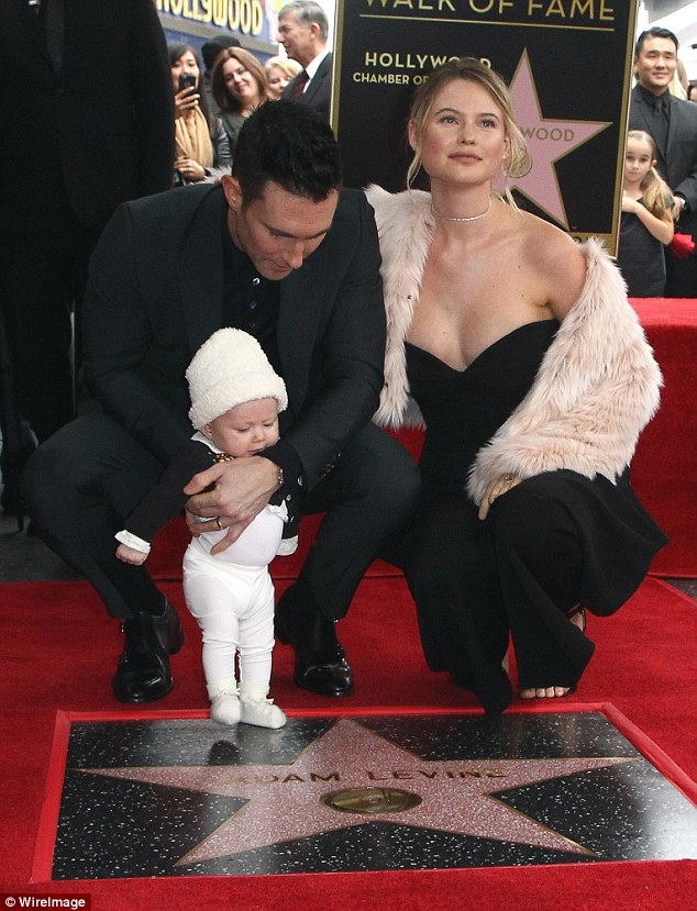 Adam Levine chính thức khoe con gái đáng yêu khi nhận sao ở Đại lộ Danh vọng - Ảnh 9.