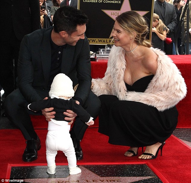 Adam Levine chính thức khoe con gái đáng yêu khi nhận sao ở Đại lộ Danh vọng - Ảnh 10.