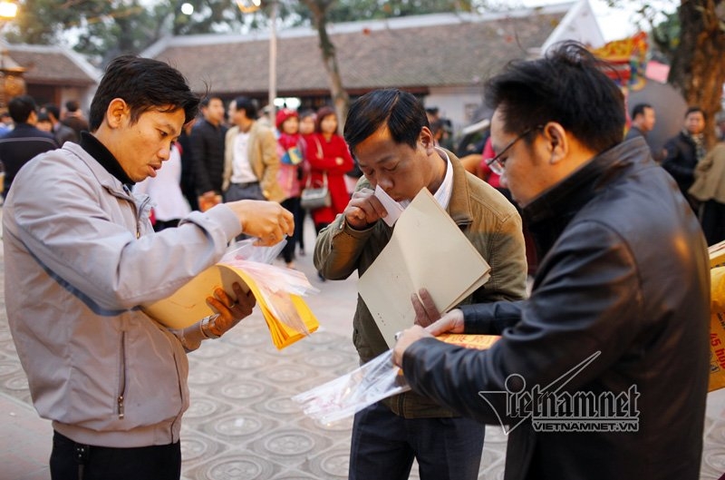 Ấn đền Trần 'ế' chỉ sau 2 giờ