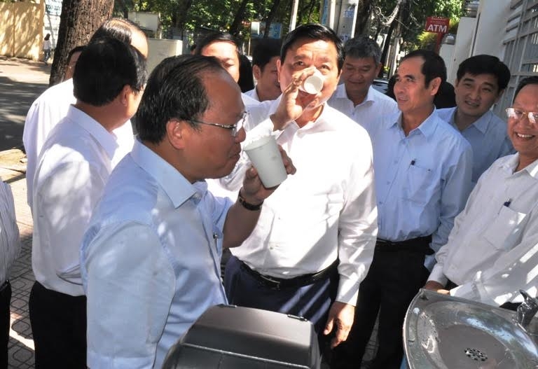 bi thu thang uong nuoc ngay tai voi nuoc cong cong hinh anh 1