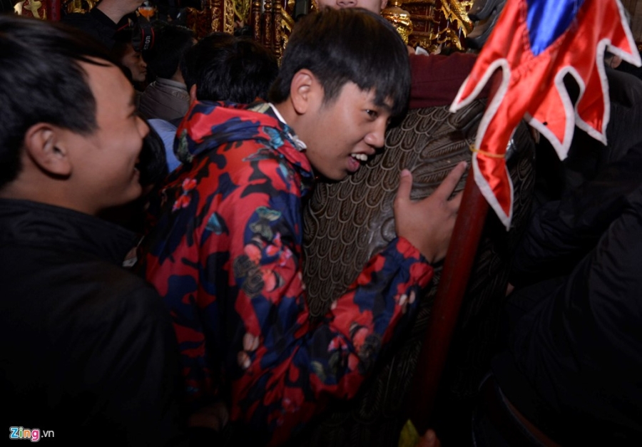 Canh hon loan sau le khai an den Tran hinh anh 14