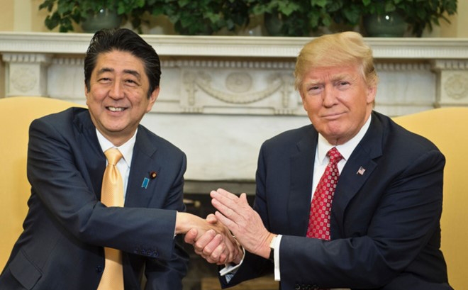 Kết quả hình ảnh cho trump bắt tay thủ tướng nhật
