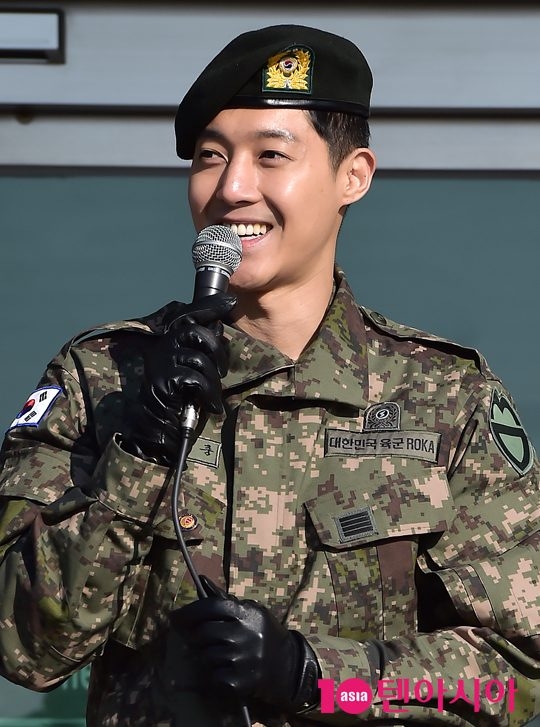  Kim Hyun Joong gửi lời cảm ơn người hâm mộ vì luôn ủng hộ và động viên anh suốt giai đoạn vắng mặt thực hiện nghĩa vụ quân sự và vướng scandal tình cảm. 